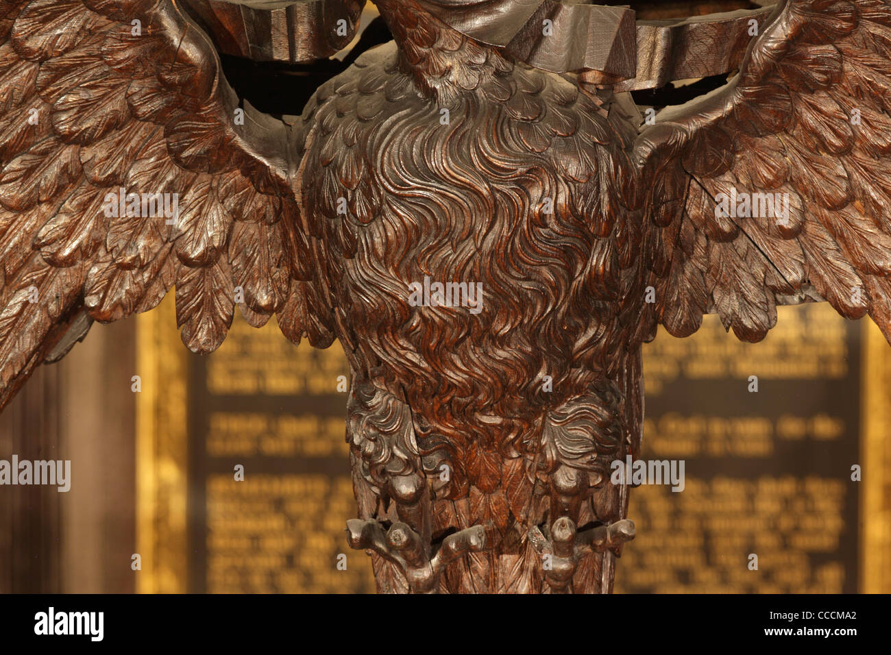 Città di Londra, St Margaret Lothbury, Sir Christopher Wren, 2010, dettaglio di eagle intagliare sulla schermata di coro Foto Stock