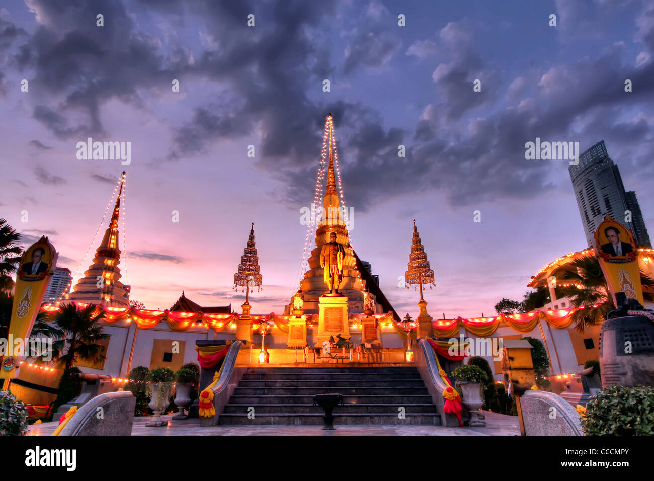 Barca Wiharn forma al tramonto | Wat Yannawa | Bangkok Foto Stock