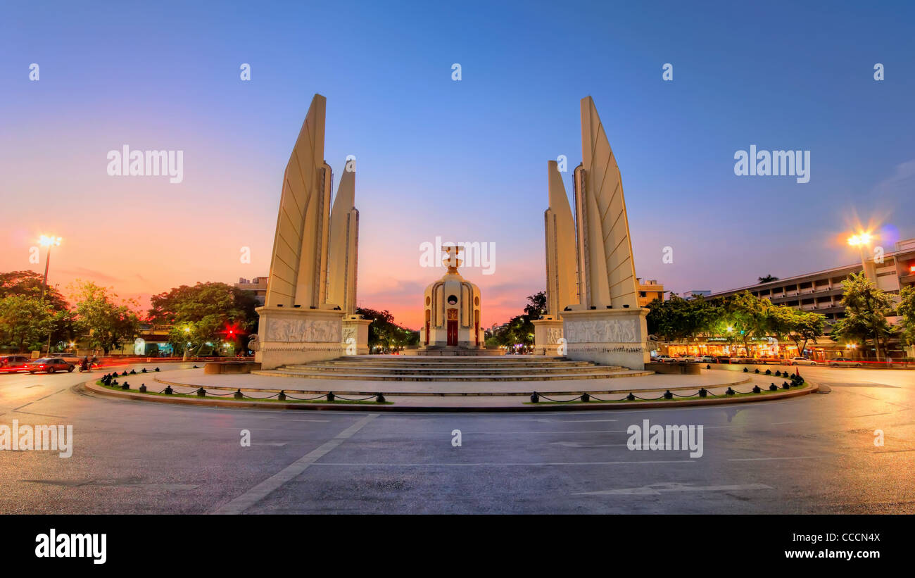 Il Monumento della Vittoria al tramonto, Bangkok, Thailandia Foto Stock