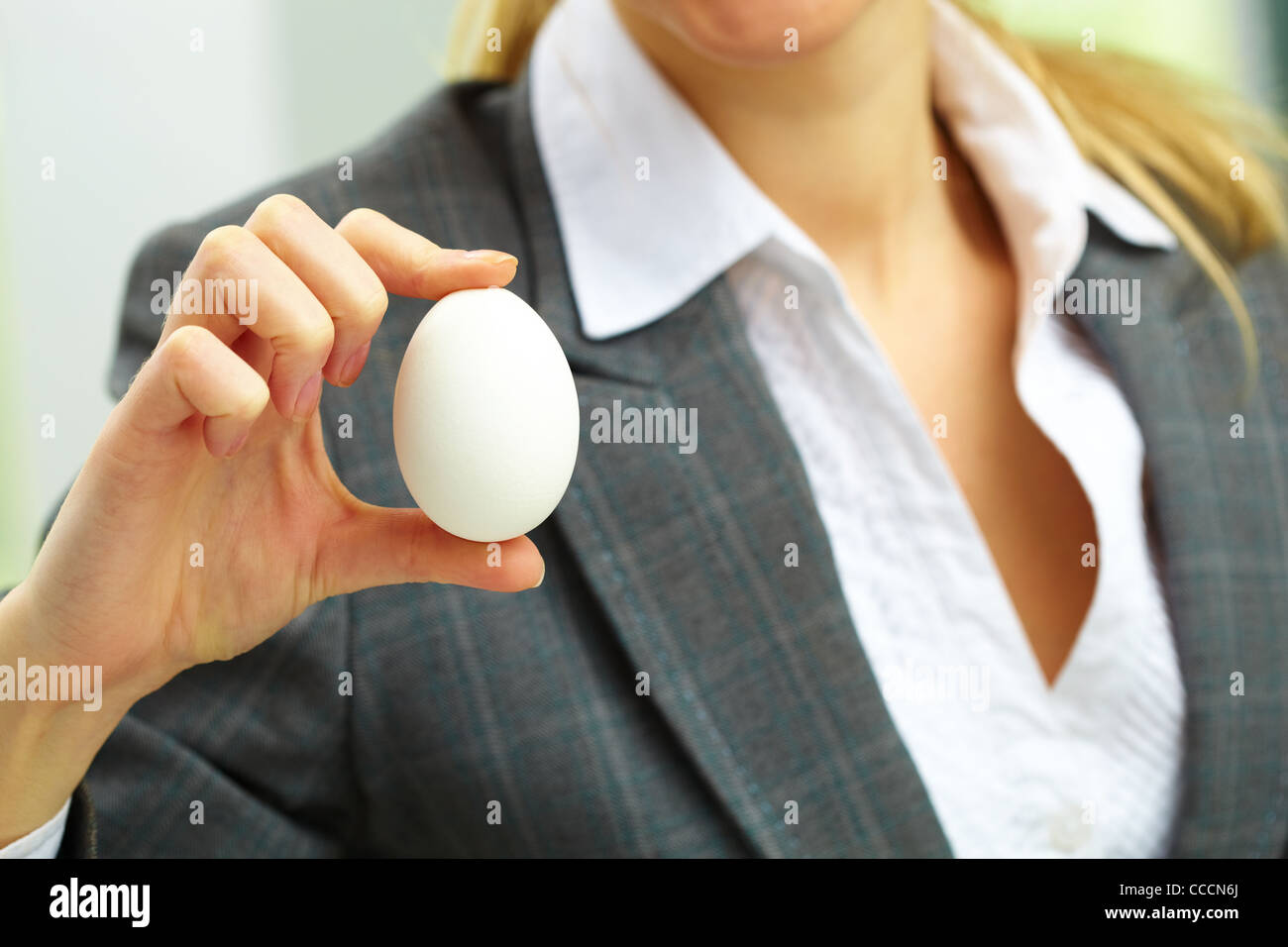 Close-up di uovo bianco in mano femmina Foto Stock