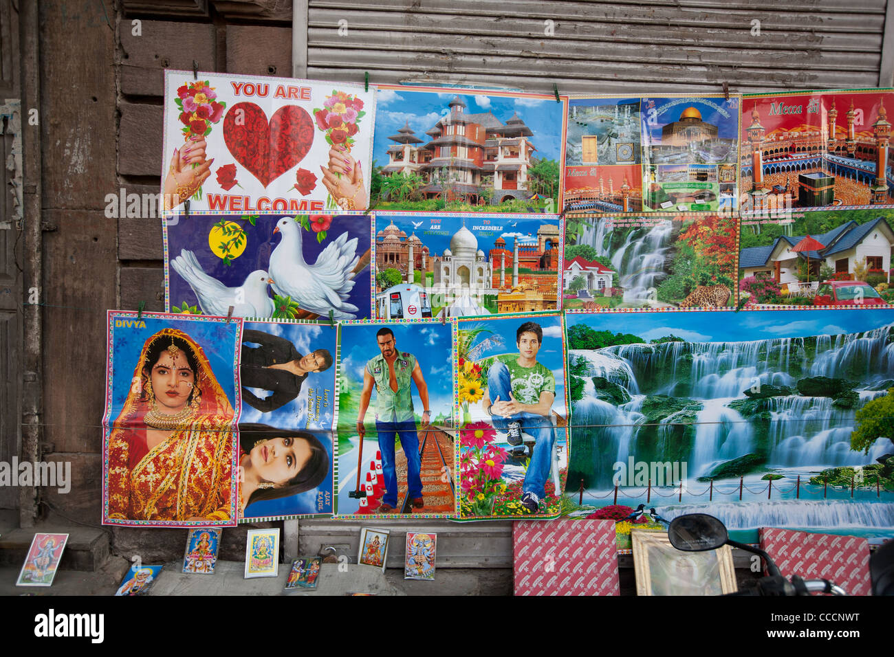 Poster negozi vicino al mercato Sardar, Jodhpur, nel Rajasthan, India. Foto Stock