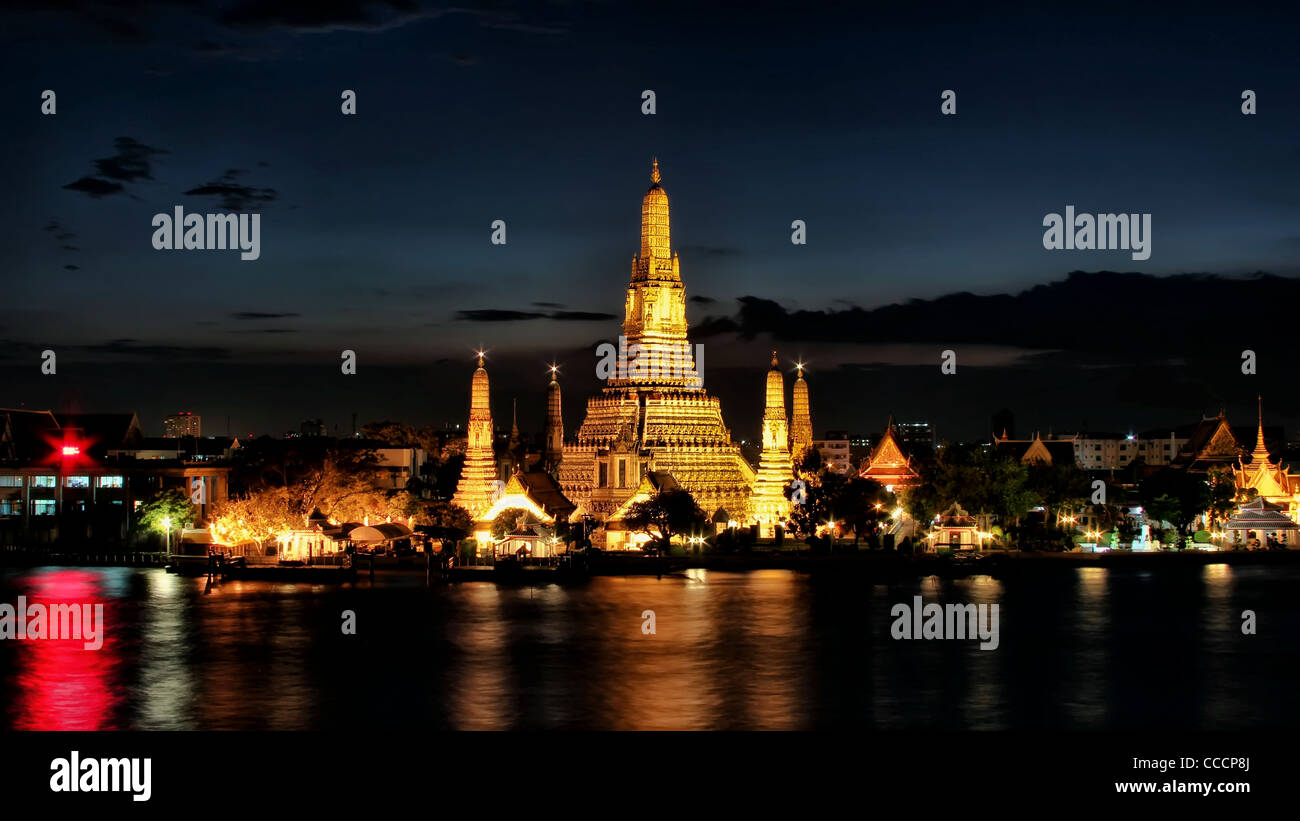 Ultima luce oltre il Wat Arun (Tempio di Dawn) | Bangkok Foto Stock