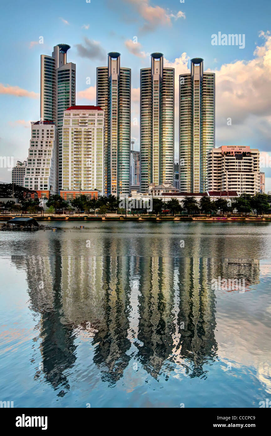 Millenium Residences riflessa sul lago Ratchada | Bangkok Foto Stock