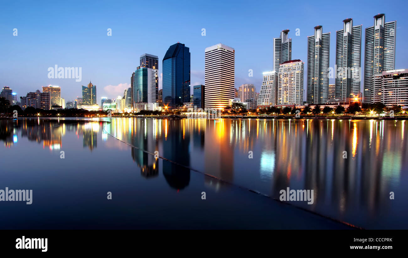 Al tramonto sul lago in Ratchada Benjakiti Park | Bangkok Foto Stock