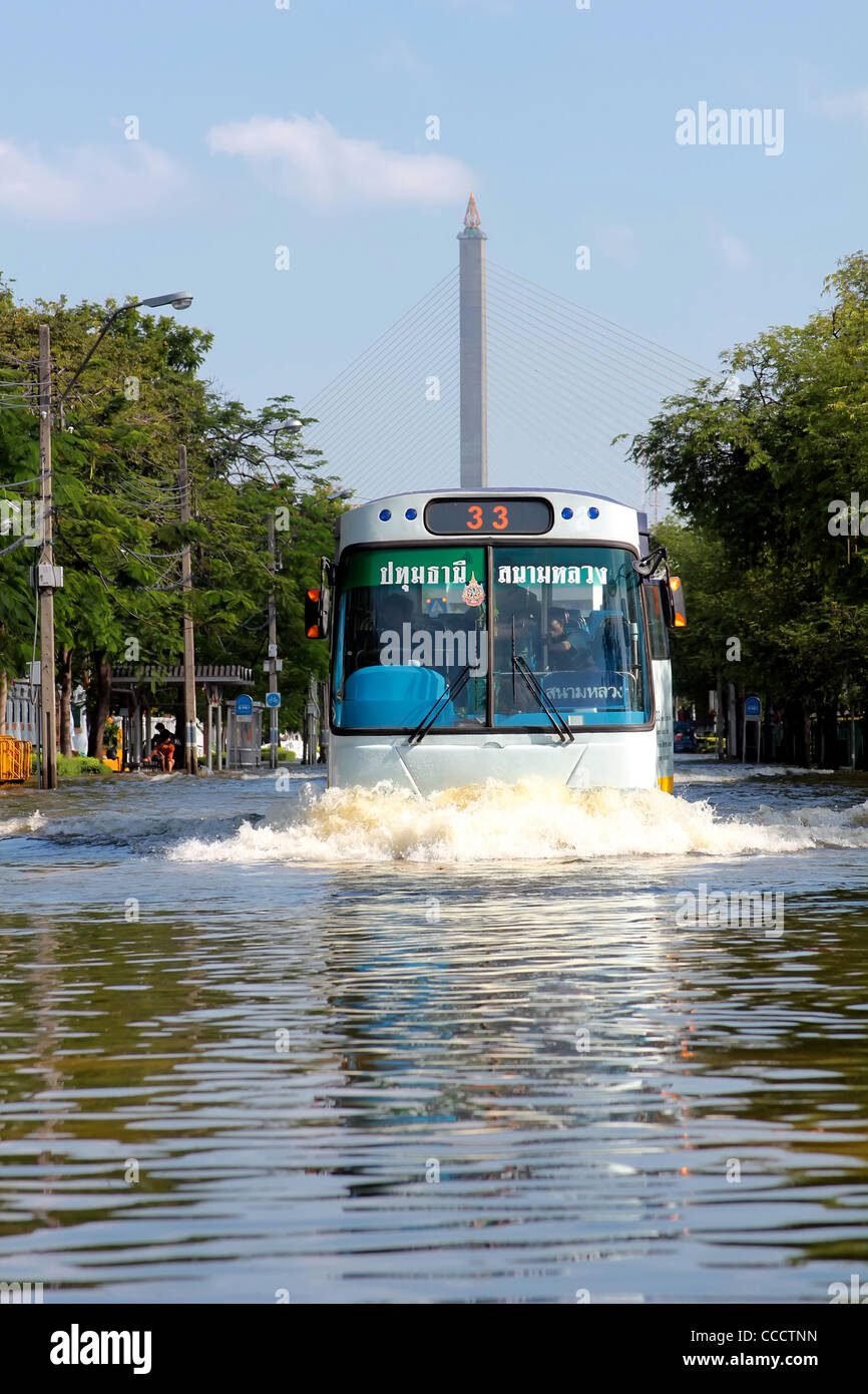 Bus anfibio | Bangkok inondazioni | Ottobre 2011 Foto Stock