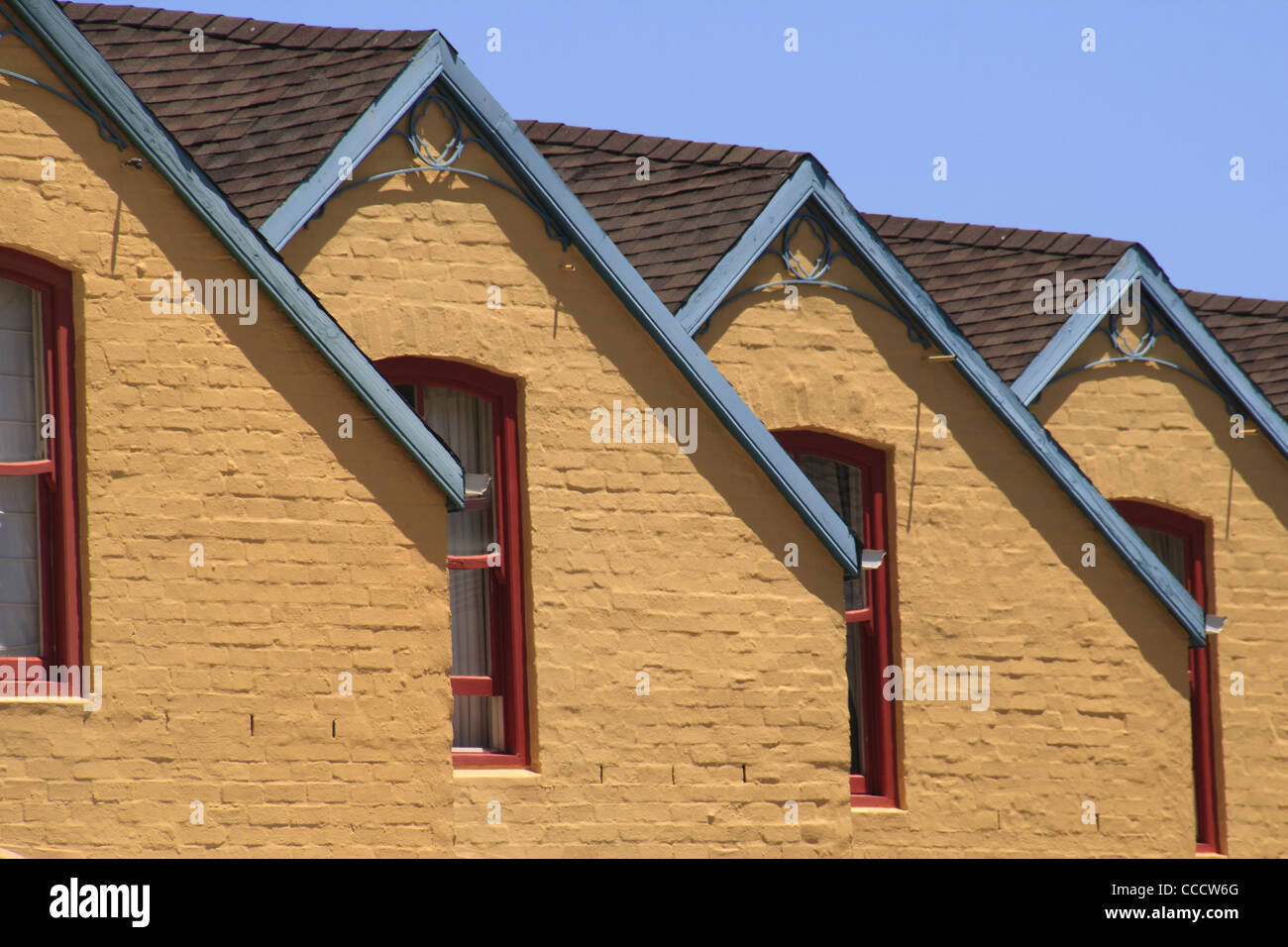 Simmetria nel tetto-linee e colore di alcune belle case tradizionali Foto Stock