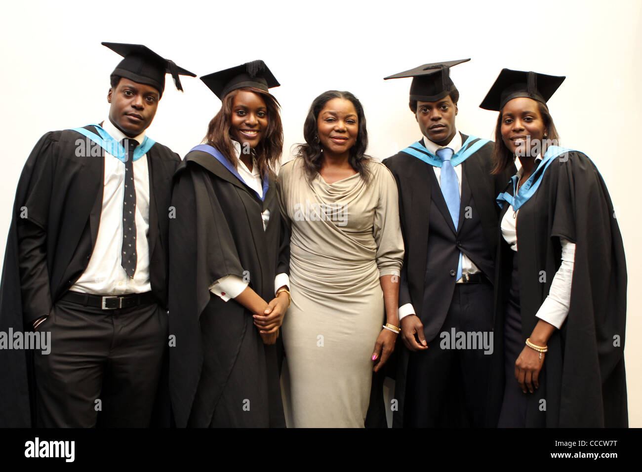 Gemelle Tolu, Temi, Tobi e Toks Ogunsanya (con mamma Grazia) si è laureato dall'Università di Warwick con Master in 2012 Foto Stock