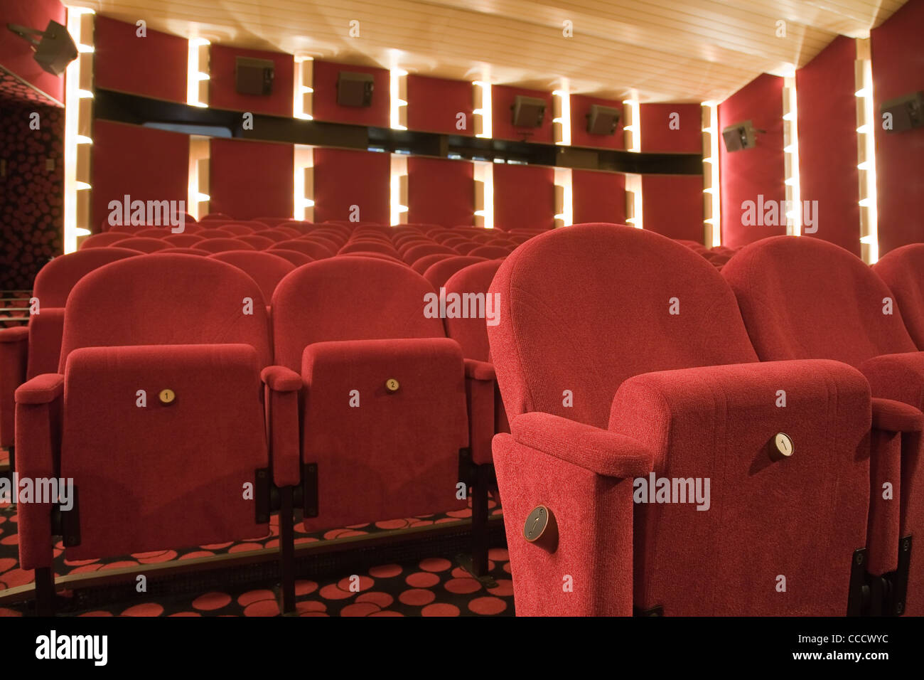 Svuotare il cinema auditorium con la linea di sedie. La prima fila Foto  stock - Alamy