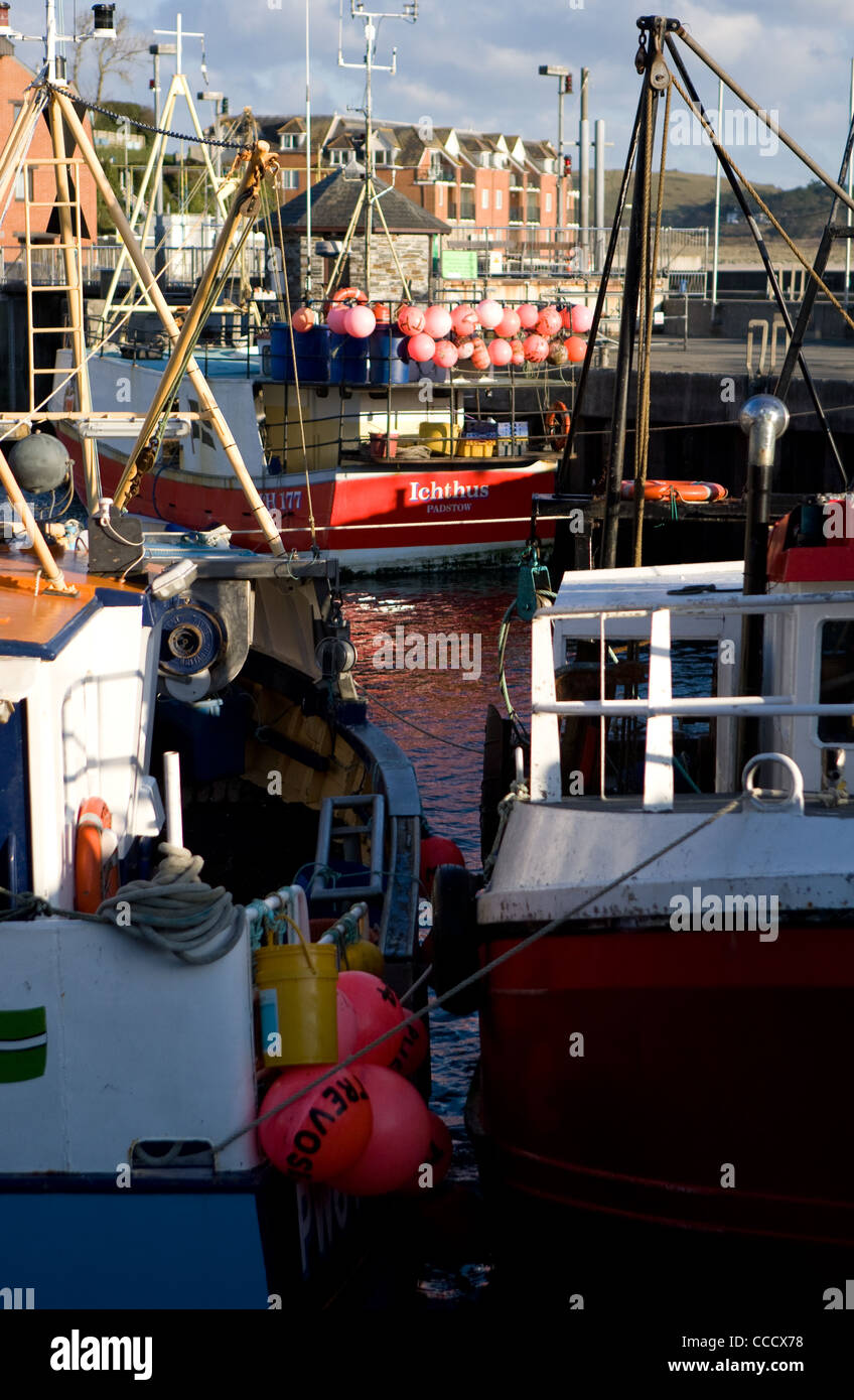 Barche da pesca impaccati ermeticamente in Padstow Harbour, Cornwall. Foto Stock
