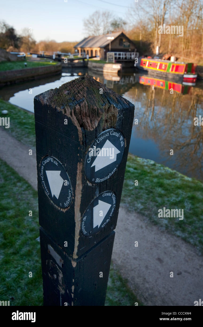 Alzaia post sul Grand Union Canal che mostra le indicazioni per Londra, Birmingham e Wendover Foto Stock