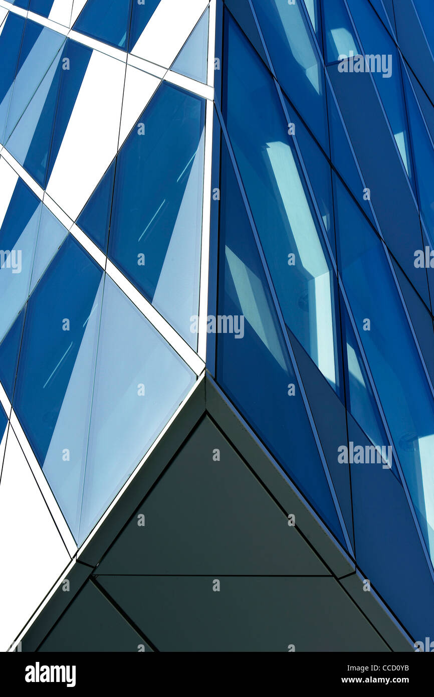 ARMANI FLAGSHIP STORE, Manchester, SHEPPARD ROBSON, 2008. CLOSE UP vista astratta dell'angolare di pannelli di vetro Foto Stock