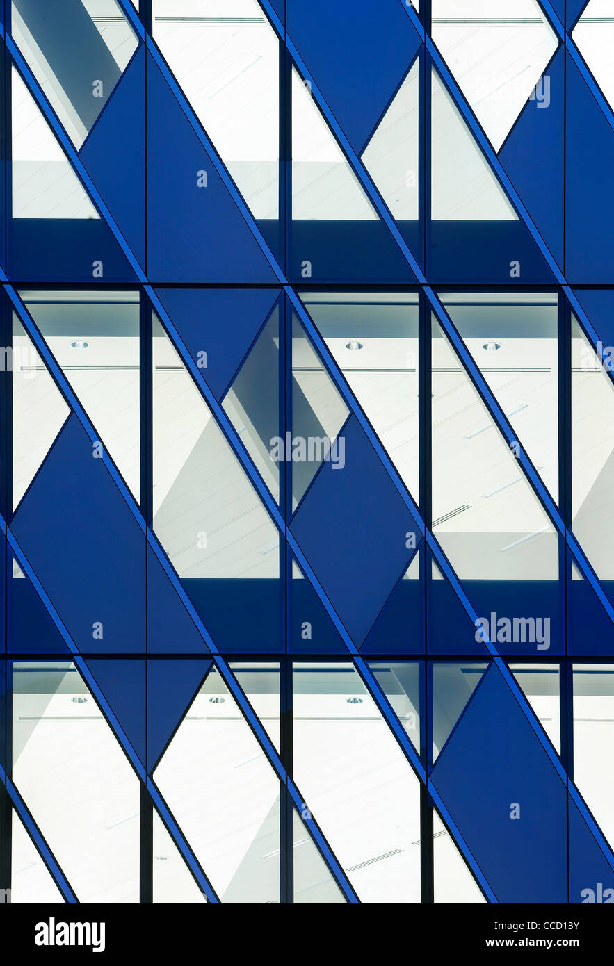 ARMANI FLAGSHIP STORE, Manchester, SHEPPARD ROBSON, 2008. CLOSE UP vista esterna dell'angolare di pannelli del vetro in vetro Foto Stock