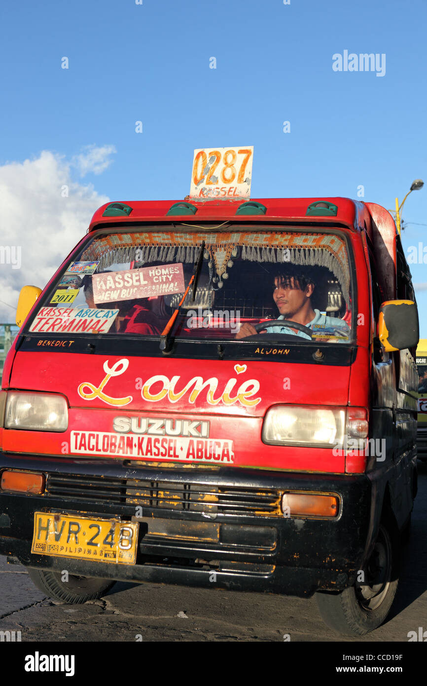 I mezzi di trasporto pubblici van. Tacloban, Leyte, Eastern Visayas, Filippine, Sud-est asiatico, in Asia Foto Stock