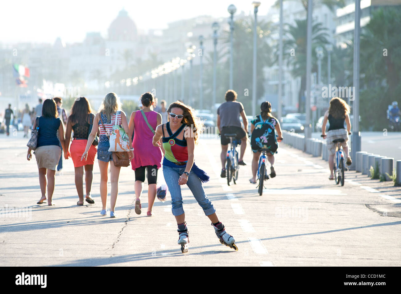 Pedoni, ciclisti e il rullo-bladers sul lungomare di Nizza sulla costa mediterranea nel sud della Francia. Foto Stock