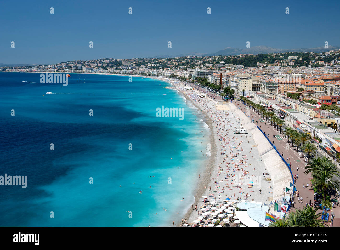 La Baie des Anges (Baia degli Angeli) e il lungomare e le spiagge di Nizza sulla costa mediterranea nel sud della Francia. Foto Stock