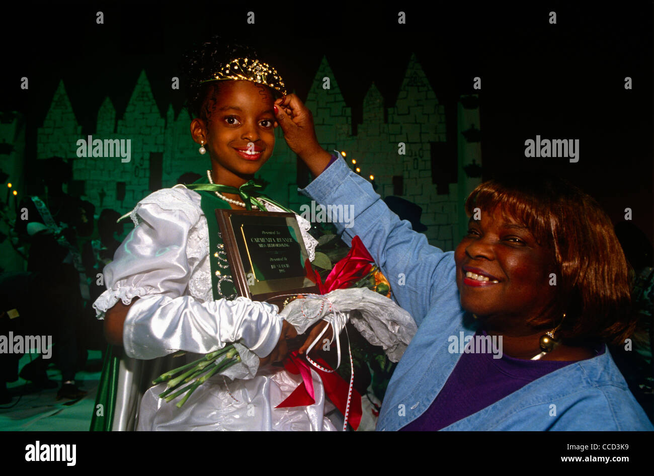 Un giovane vincitore di una bellezza talent contest in palestra al Bedford-King Recreation Centre in Atlanta, Georgia. Foto Stock