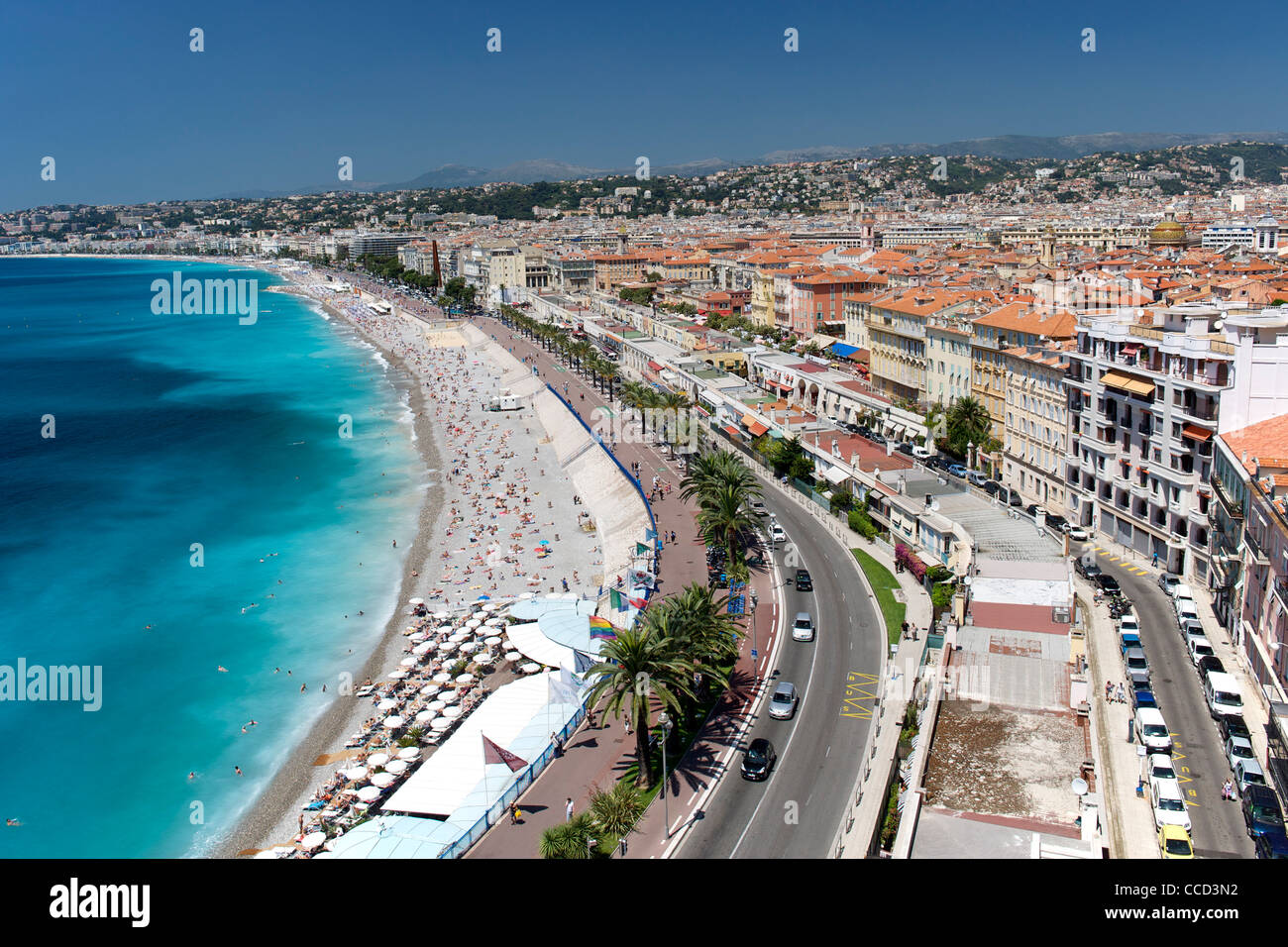 La Baie des Anges (Baia degli Angeli) e il lungomare e le spiagge di Nizza sulla costa mediterranea nel sud della Francia. Foto Stock