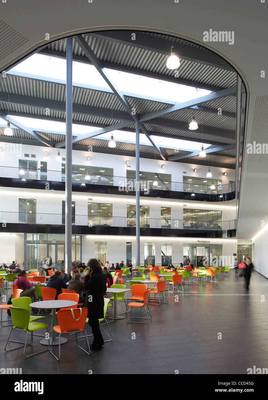 SUFFOLK NUOVO COLLEGIO SHEPPERD ROBSON IPSWICH SUFFOLK REGNO UNITO 2009 INTERIOR SHOT che mostra gli alunni di mangiare in un enorme spazioso open plan Foto Stock