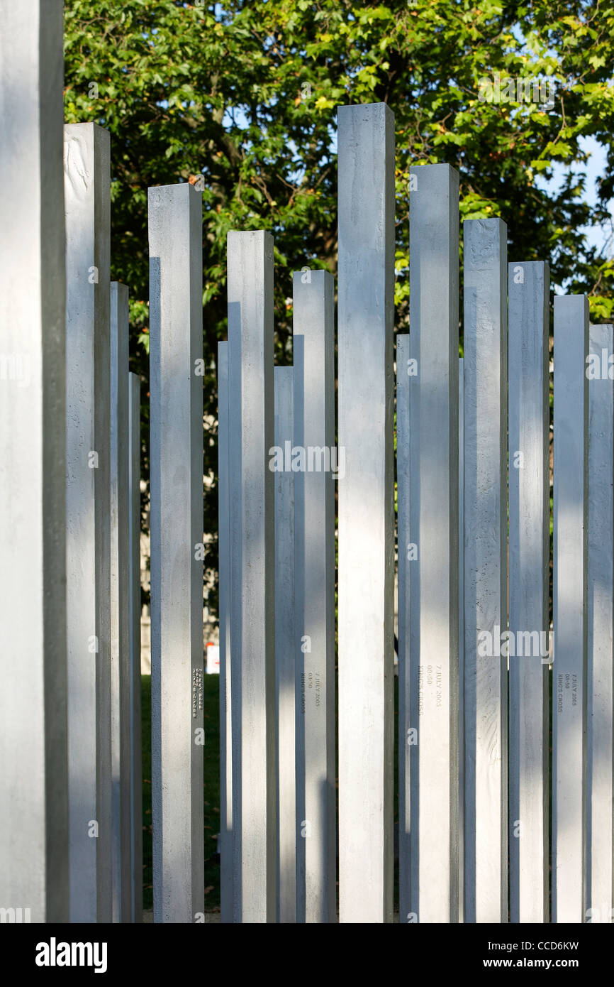 Il 7 luglio il memorial carmody groarke hyde park Londra uk 2009 close up shot che mostra colonne di acciaio inox memorial nella sua royal Foto Stock