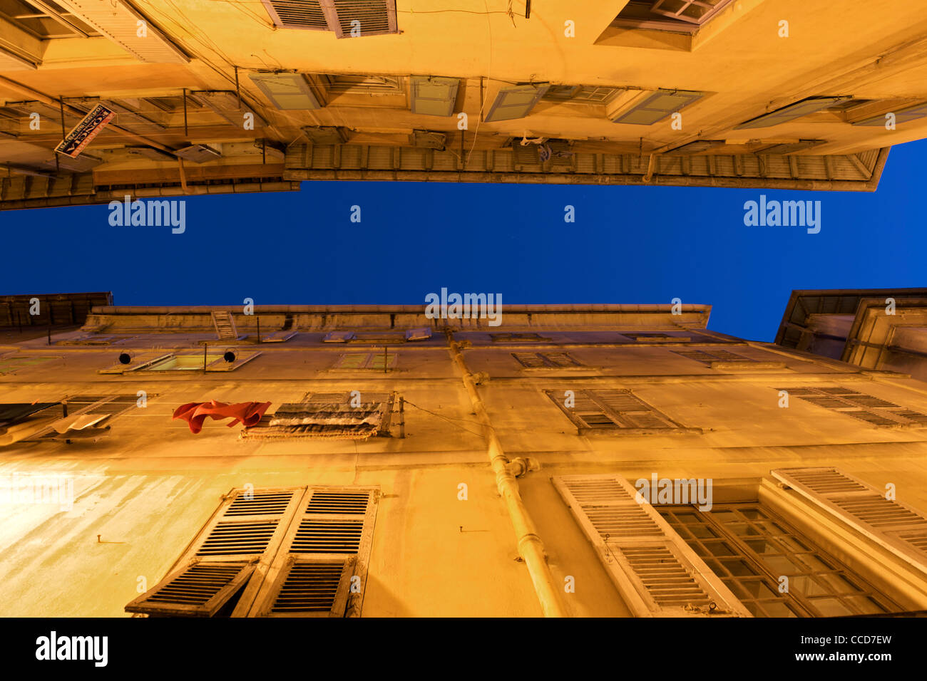 Vista del cielo notturno incorniciata da edifici della città vecchia di Nizza sulla costa mediterranea nel sud della Francia. Foto Stock