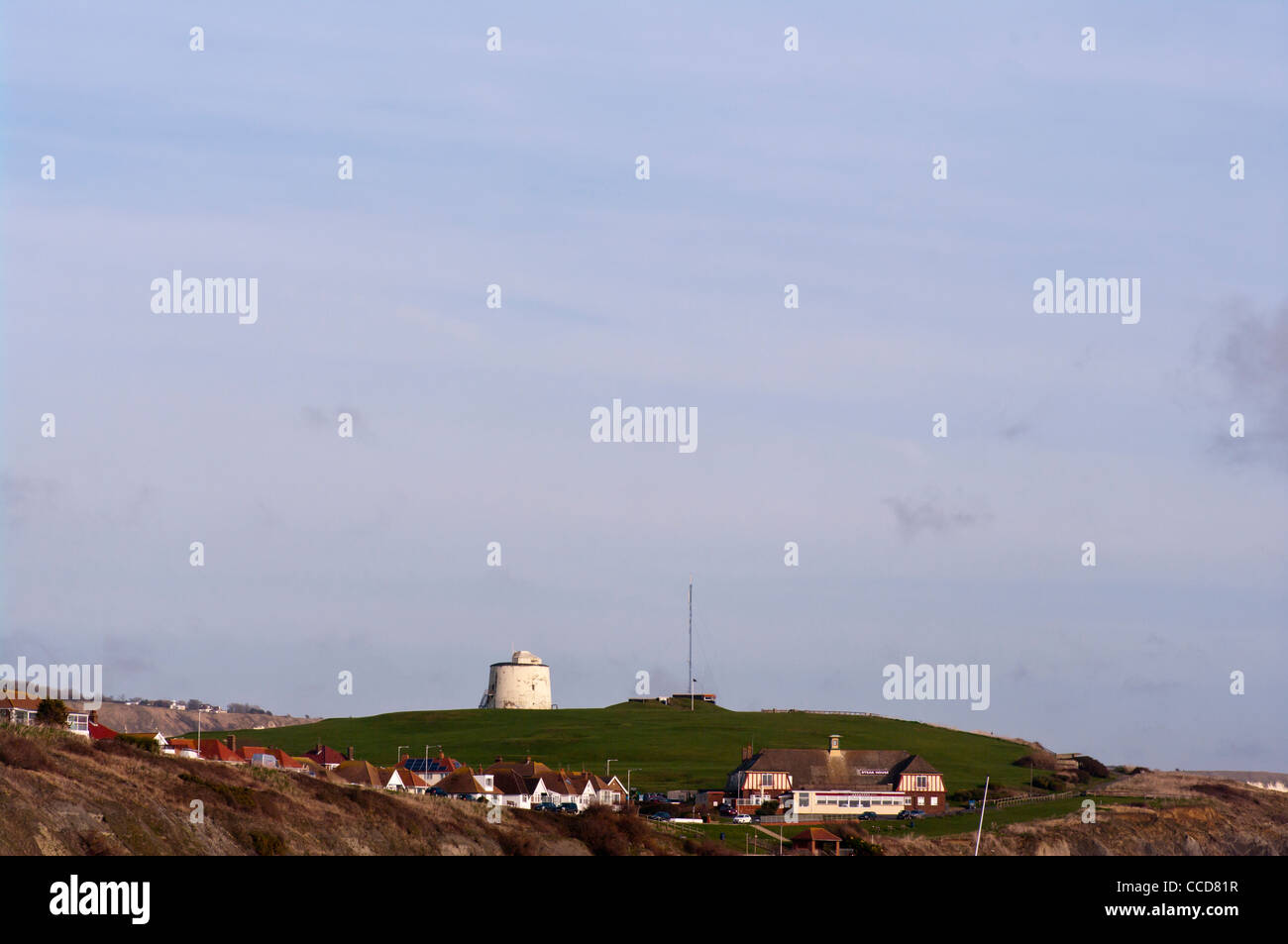Martello Tower numero tre 3 sul Clifftops affacciato sulla città costiera di Folkestone nel Kent REGNO UNITO Città Foto Stock