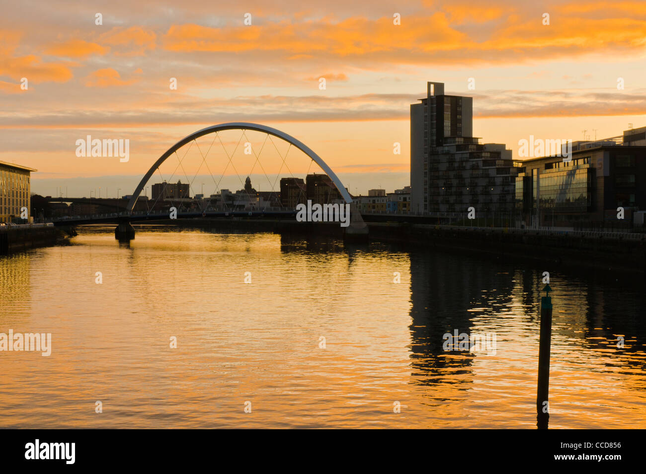 Alba sul fiume Clyde con arco di Glasgow (Squinty Bridge) ponte Glasgow Scozia Scotland Foto Stock