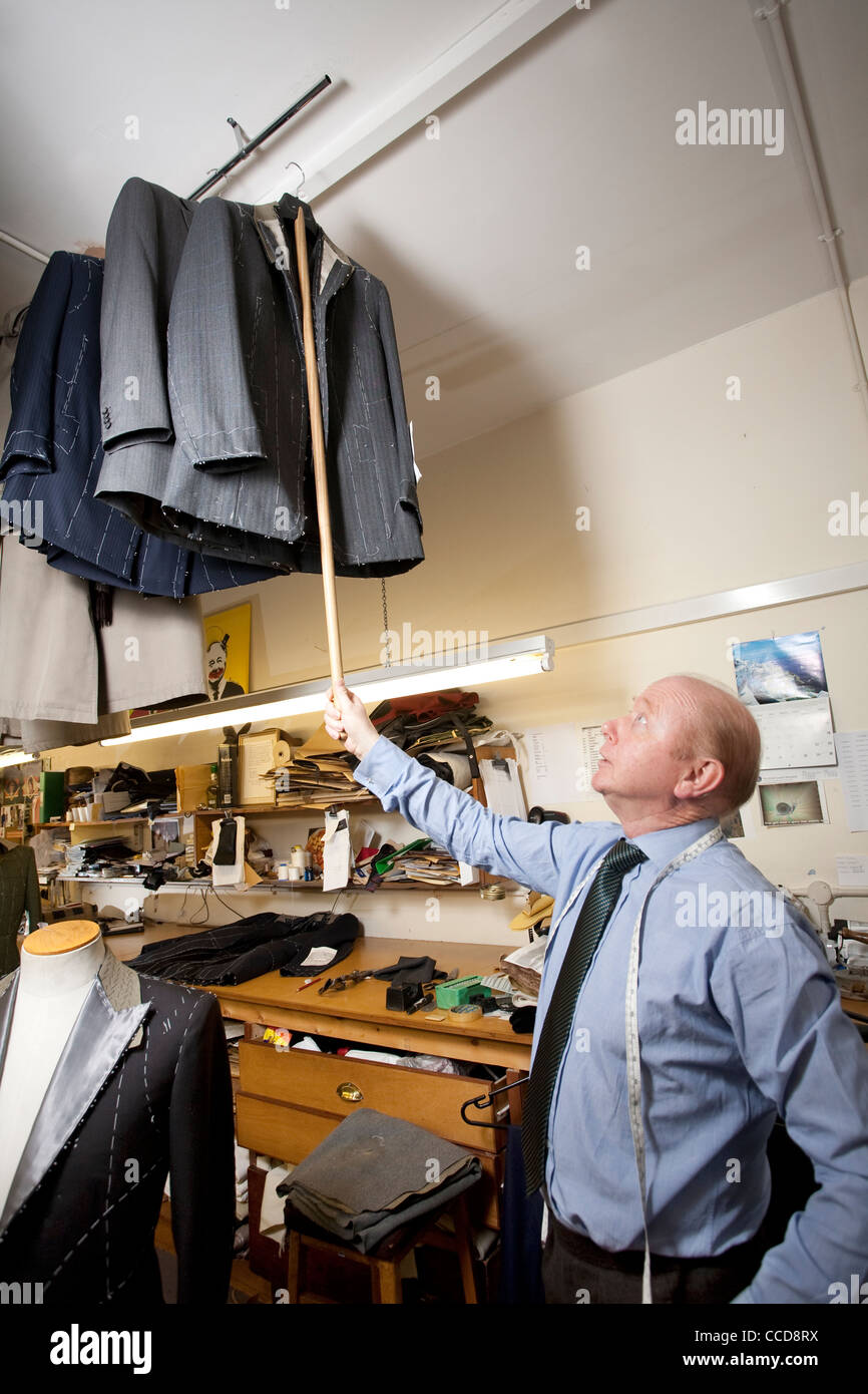 Sartoria su misura a Kilgour su Savile Row, Londra, Regno Unito. Foto: Jeff Gilbert Foto Stock