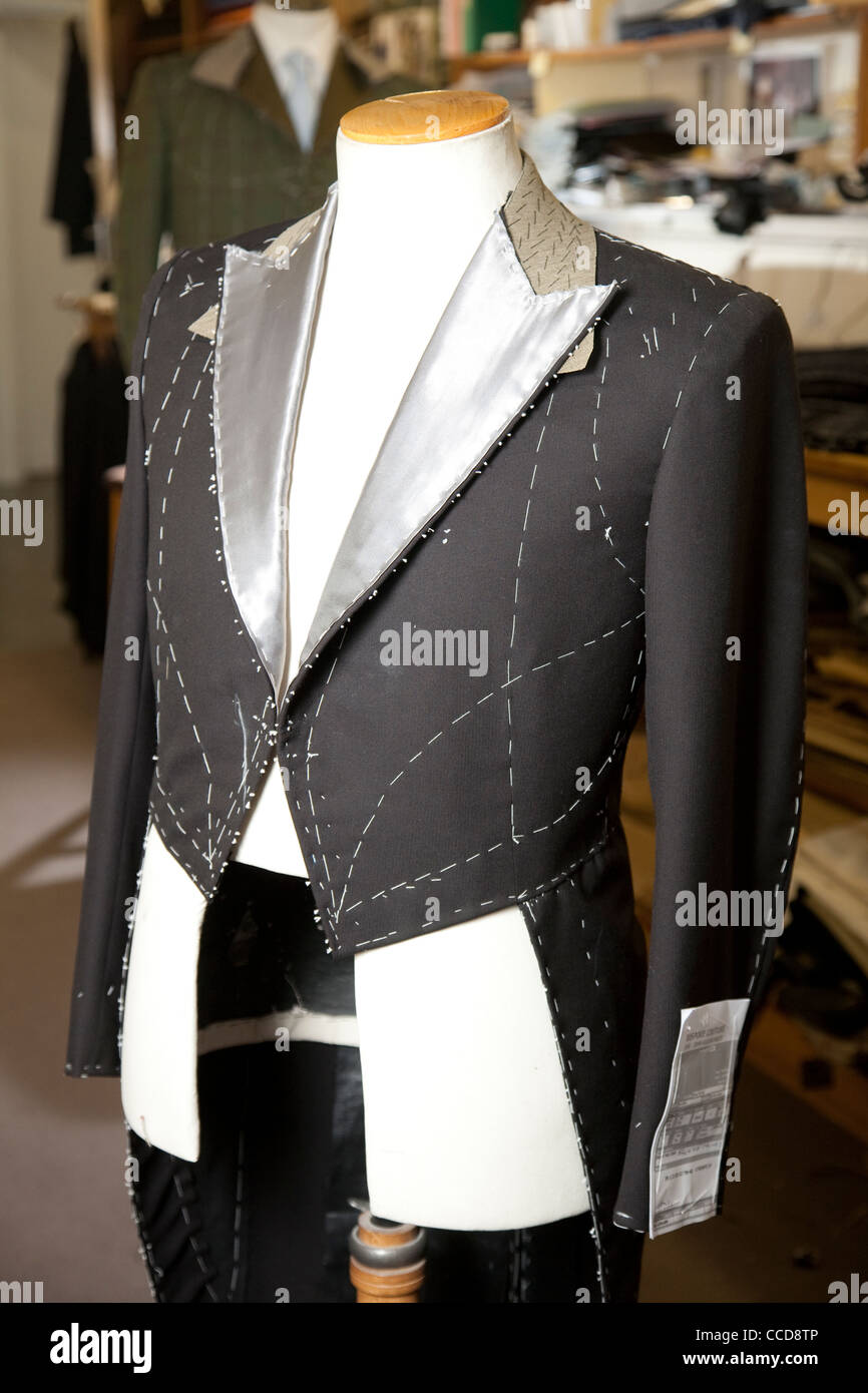 Sartoria su misura a Kilgour su Savile Row, Londra, Regno Unito. Foto: Jeff Gilbert Foto Stock Sartoria su misura a Kilgour su Savile Row, Londra, Regno Unito. Foto: Jeff Gilbert Foto Stock