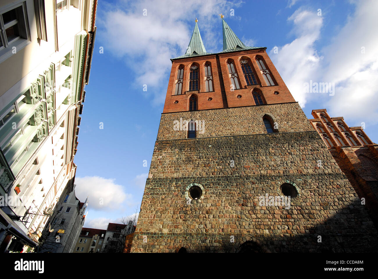 Berlino, Germania. La ricostruita chiesa duecentesca di Nikolaikirche nel distretto Nikolai della città. 2012. Foto Stock