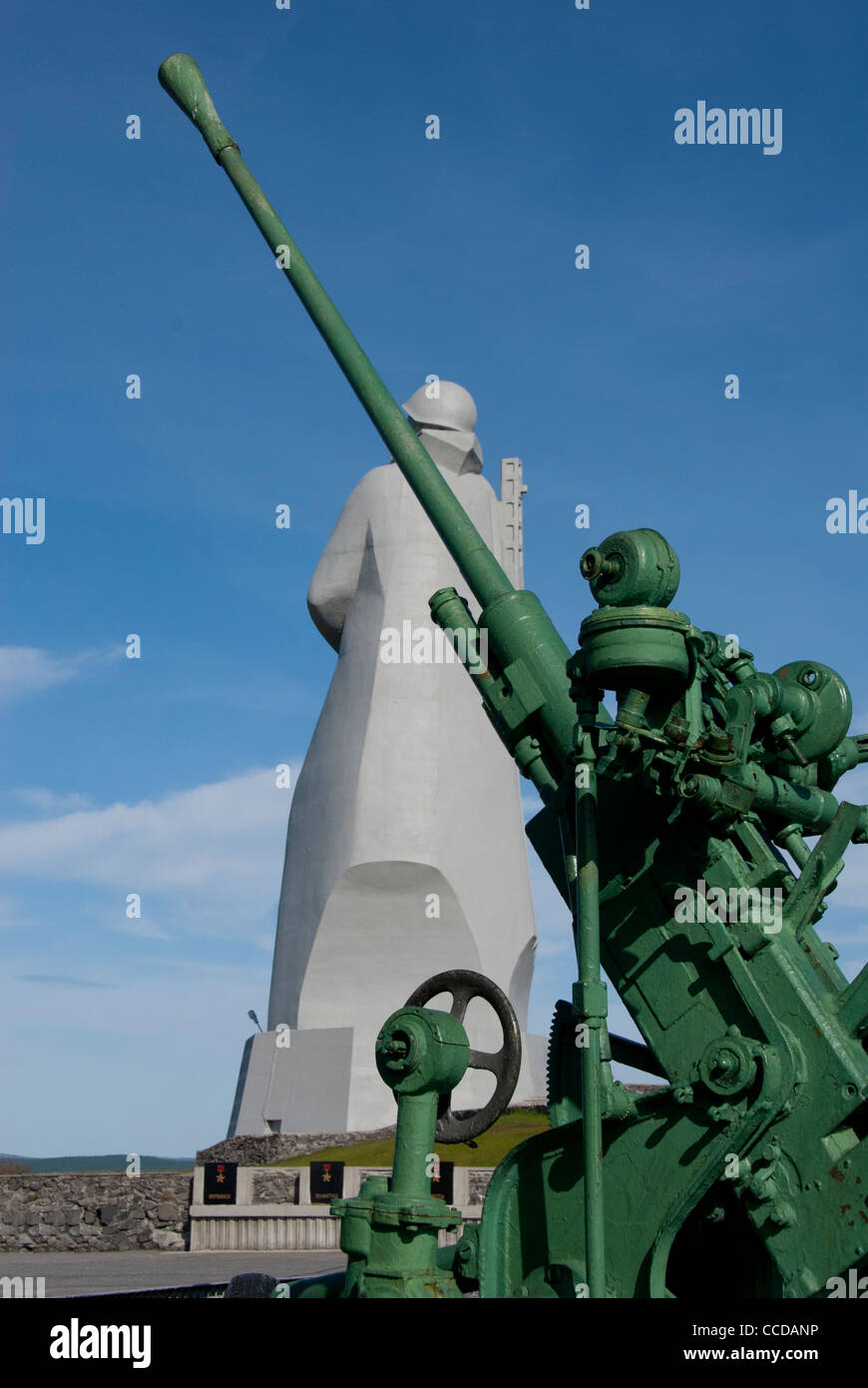 La Russia, a Murmansk. più grande città a nord del circolo polare artico. aloysha monumento imponente scultura del soldato sovietico. Foto Stock