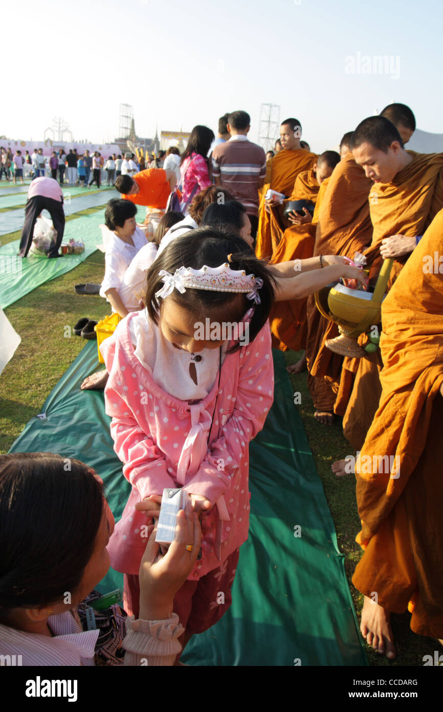 I thailandesi fare offerte per i monaci buddisti , Bangkok Foto Stock