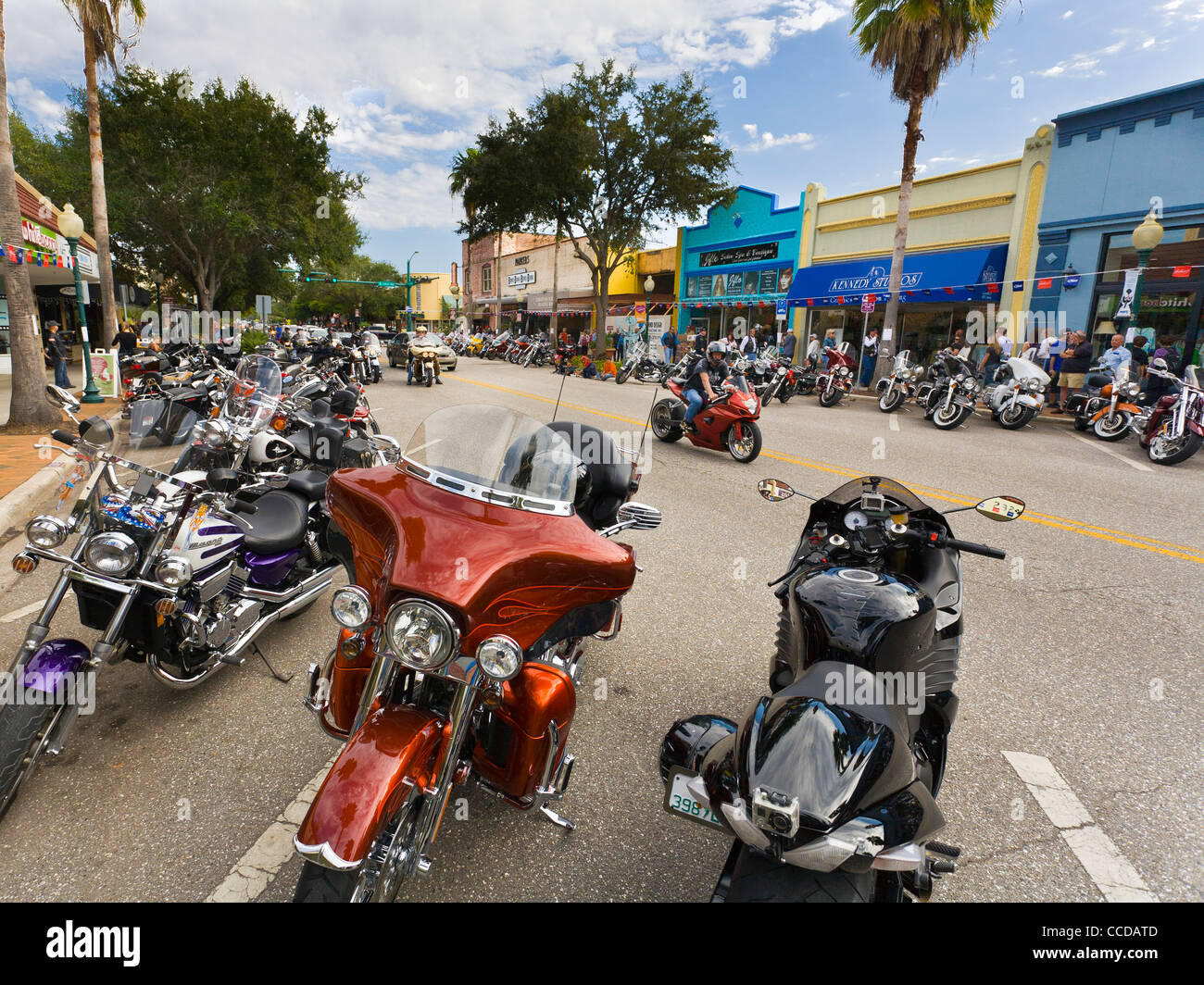 Moto parcheggiate sulla strada principale durante il tuono dalla baia motociclo evento nel centro di Sarasota Florida Foto Stock