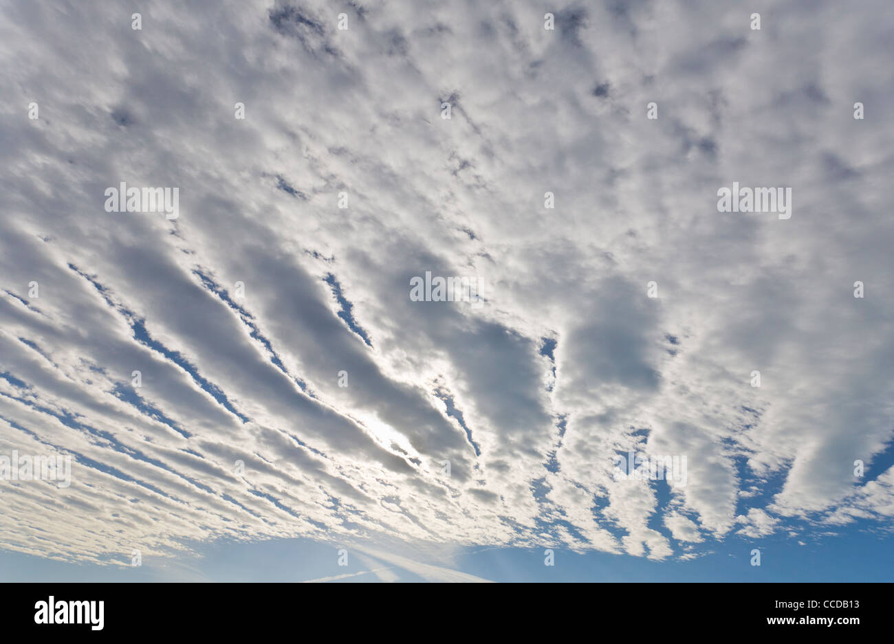 Righe di nuvole Altocumulus Foto Stock