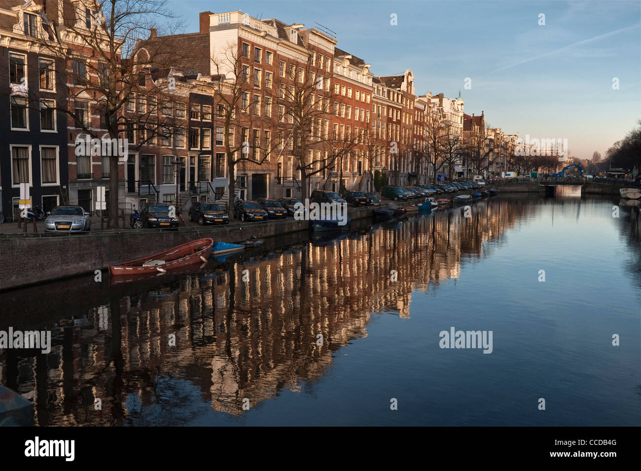 Le case si riflettono nelle acque ferme del canale Keizersgracht in una tranquilla serata invernale ad Amsterdam, nei Paesi Bassi Foto Stock