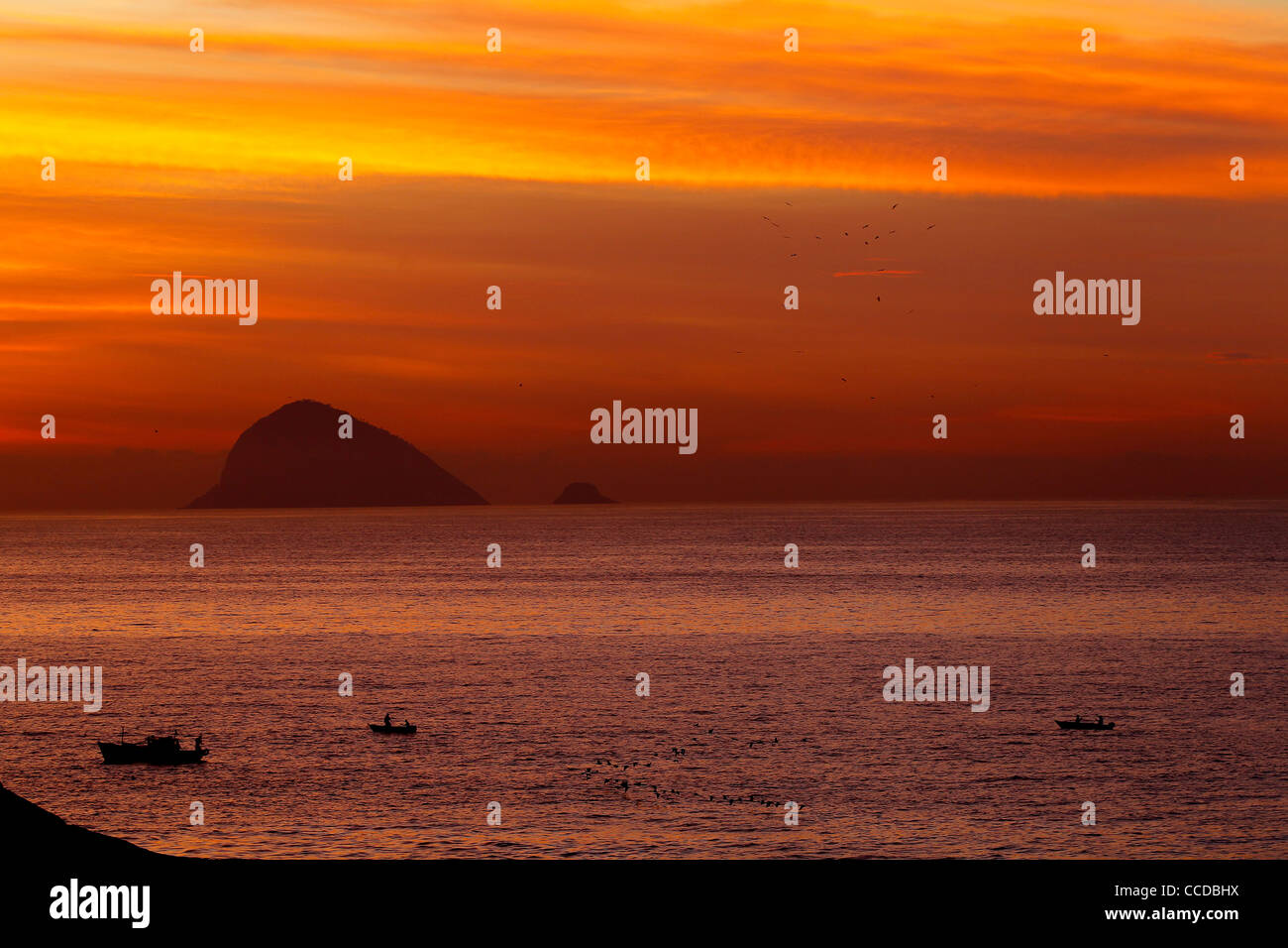 Barche di pescatori di mattina presto a Barra da Tijuca., Rio de Janeiro, Brasile Foto Stock