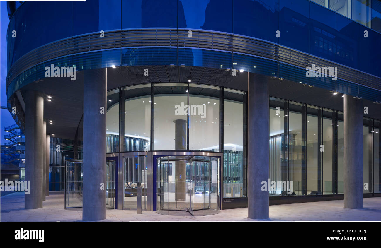 Un edificio di vetro blu a Aldgate fine Houndsditch e St Botolph Street nel centro di Londra Foto Stock