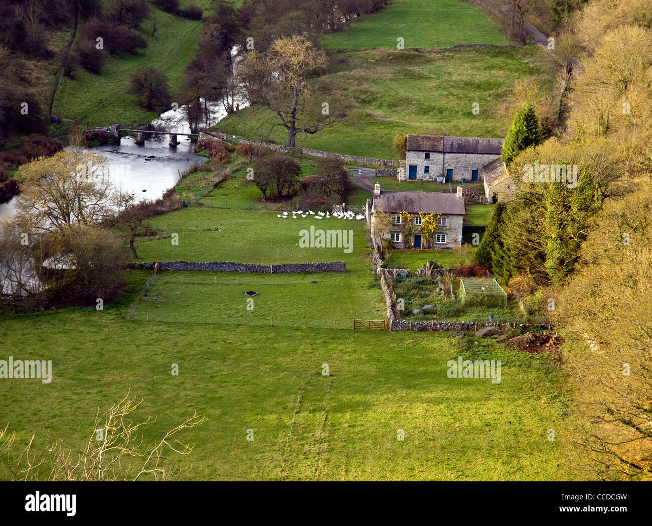 Cottage in Monsal Dale come si vede dalla testa Monsal viadotto sulla Monsal Trail, Parco Nazionale di Peak District, Derbyshire Foto Stock