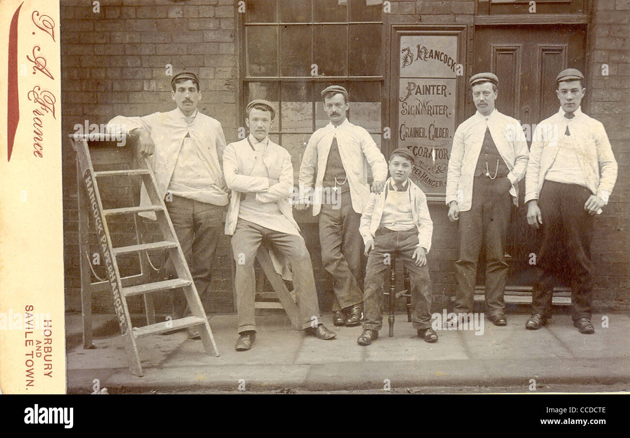 Fotografia del personale esterno al negozio di J Hancock, Dewsbury, Yorkshire, circa 1895 Foto Stock