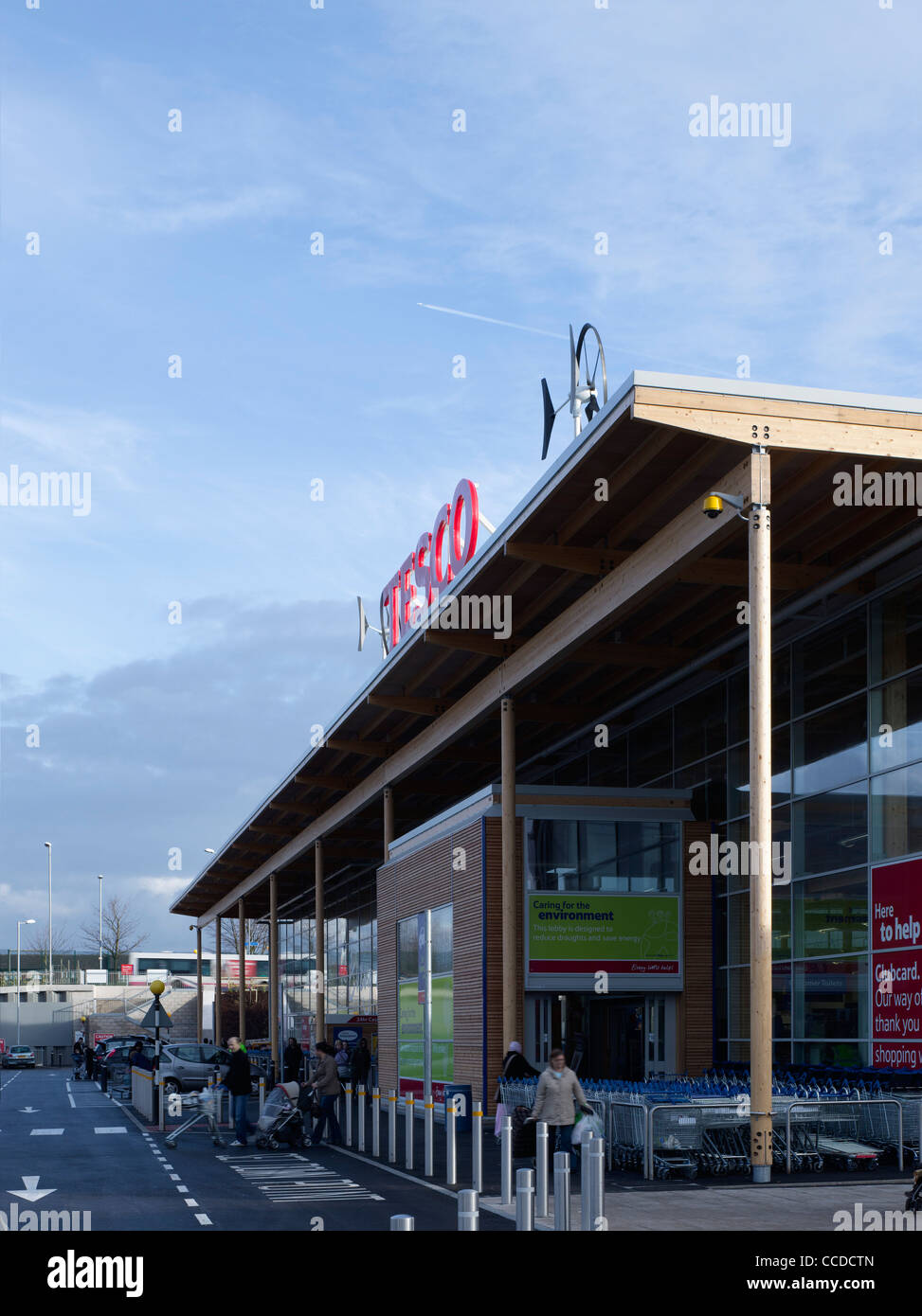 Tesco cheetham hill manchester michael aukett architetti 2009 Efficienza energetica principale obliquo in elevazione di ingresso Foto Stock