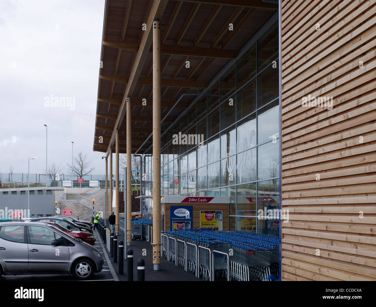 Tesco cheetham hill manchester michael aukett architetti 2009 Efficienza energetica il rivestimento di dettaglio della entrata principale Foto Stock