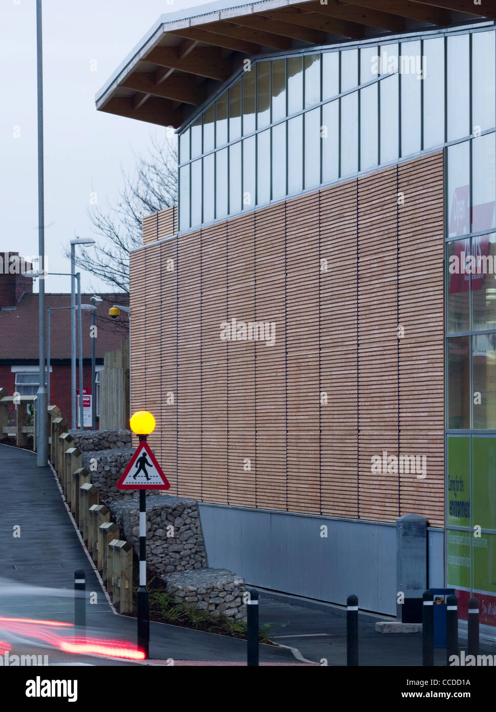 Tesco cheetham hill manchester michael aukett architetti 2009 Efficienza energetica in alzato laterale con rivestimento in legno Foto Stock