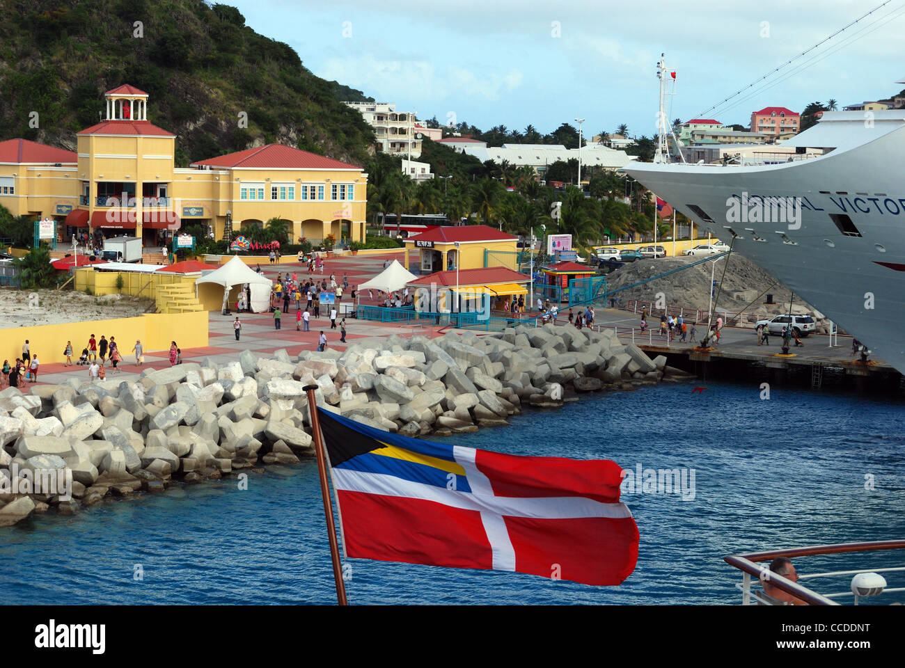 Vista dell'area di porta con una bandiera in primo piano, Philipsburg, San Maarten, Antille olandesi, Caraibi, West Indies. Foto Stock