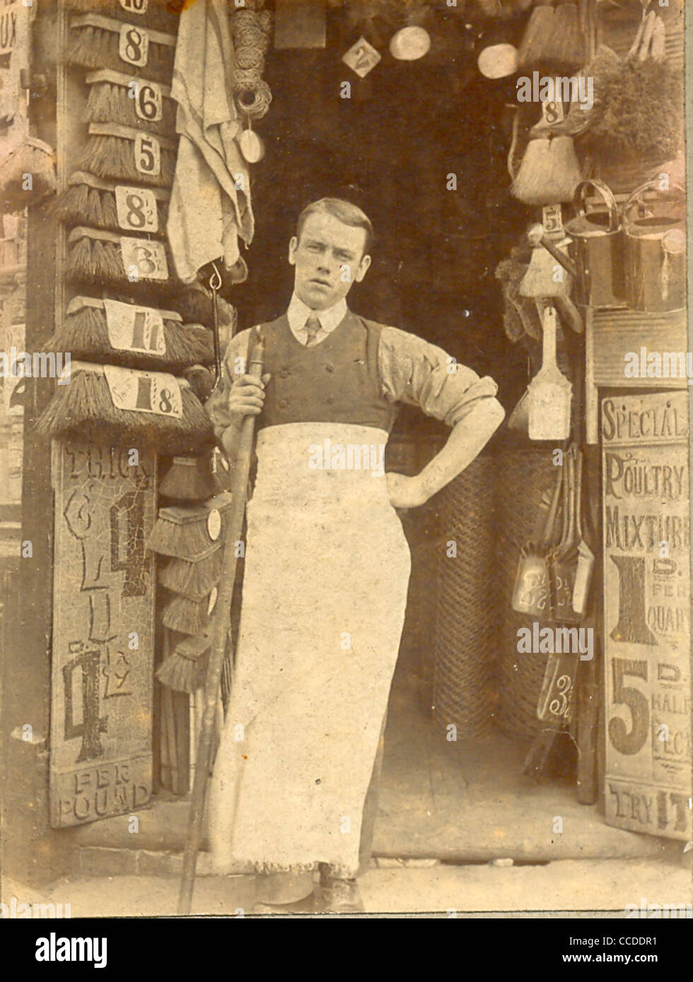 Fotografia del cabinet di un assistente all'esterno del negozio di ferramenta circa 1895 Foto Stock