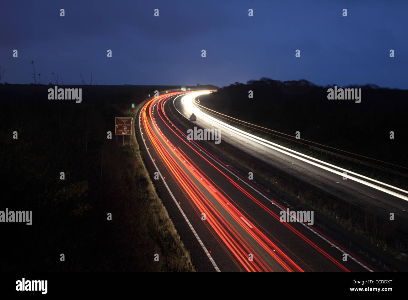 Veicolo sentieri di luce; A20 tra Folkestone e Dover, Kent, Inghilterra Foto Stock