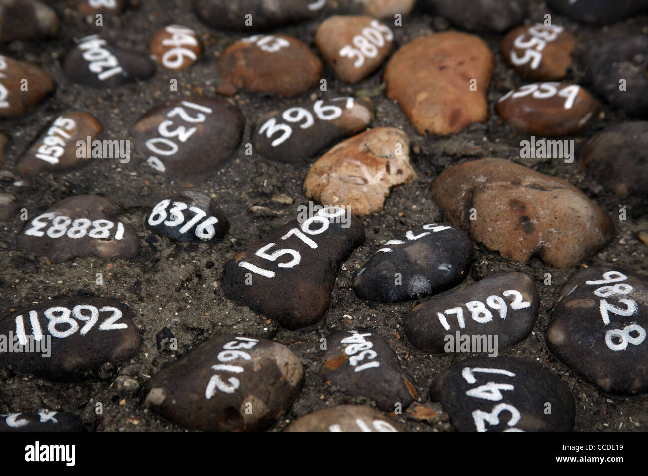 Installazione di Mark Wallinger in Folkestone, Kent; intitolato 'Folk sassi" Foto Stock