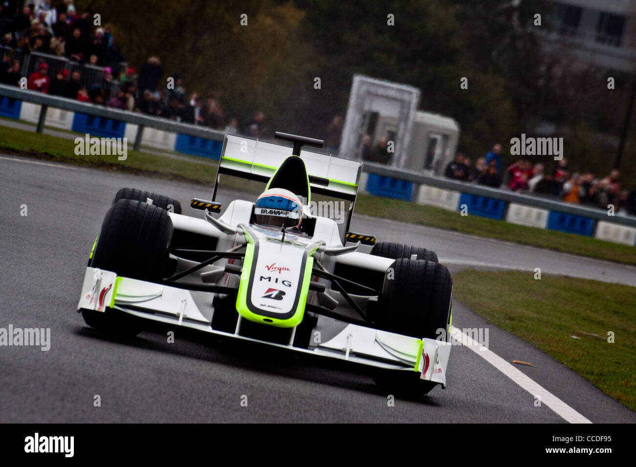 La Brawn GP a Powered by Mercedes Benz a Mercedes Benz World, guidato da Anthony Davies Foto Stock