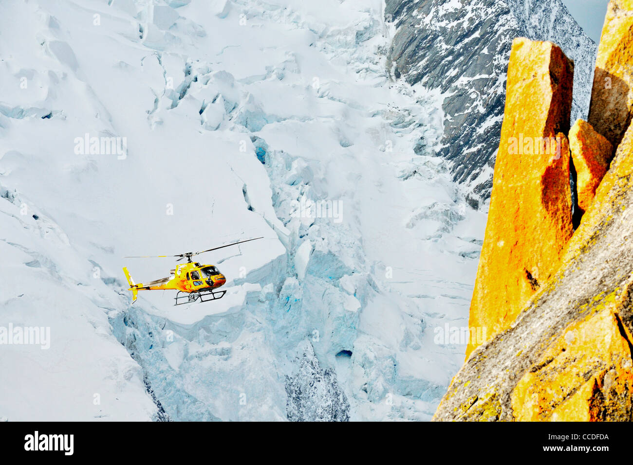 Elicottero giallo con i turisti in gita turistica volare sopra le Alpi francesi, Francia Foto Stock