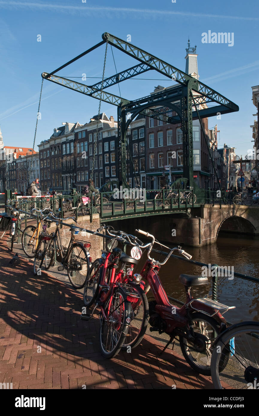 Un ponte 'bilanciato' (con contrappeso) sul Brouwersgracht (canale della birra) nel centro di Amsterdam, Paesi Bassi. Conosciuto anche come un ponte a bastioni Foto Stock