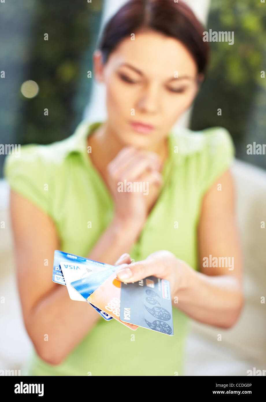 Donna che mantiene le carte di credito Foto Stock