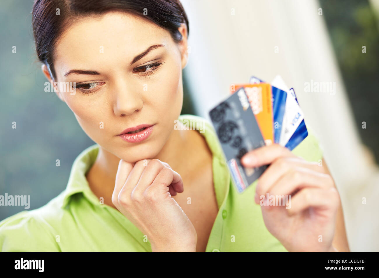 Donna che mantiene le carte di credito Foto Stock